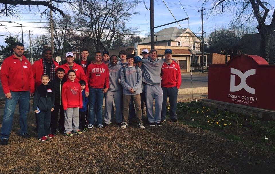 Huskies spend Saturday serving others
