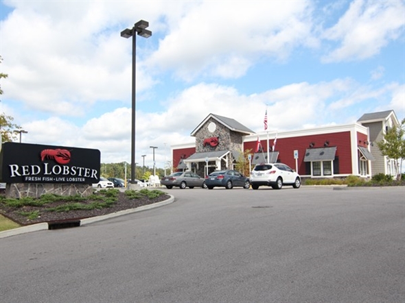 Employee robbed at gunpoint in Red Lobster parking lot 