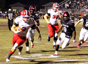 Grayson Cash runs around right end on one of his touchdown carries. Photo by Chris Yow