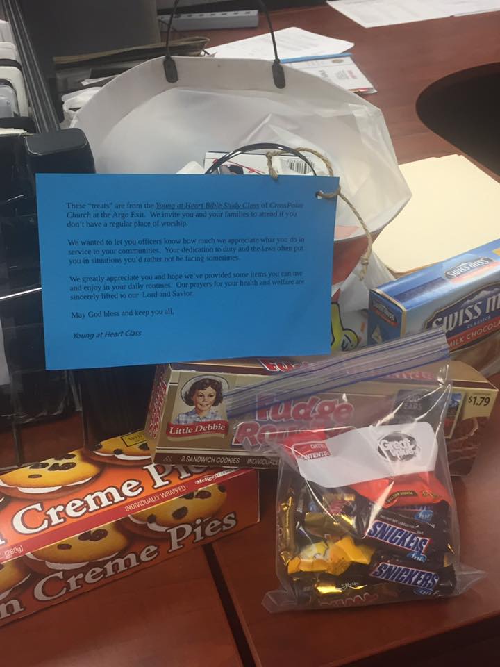 Argo church delivers act of kindness to police officers 