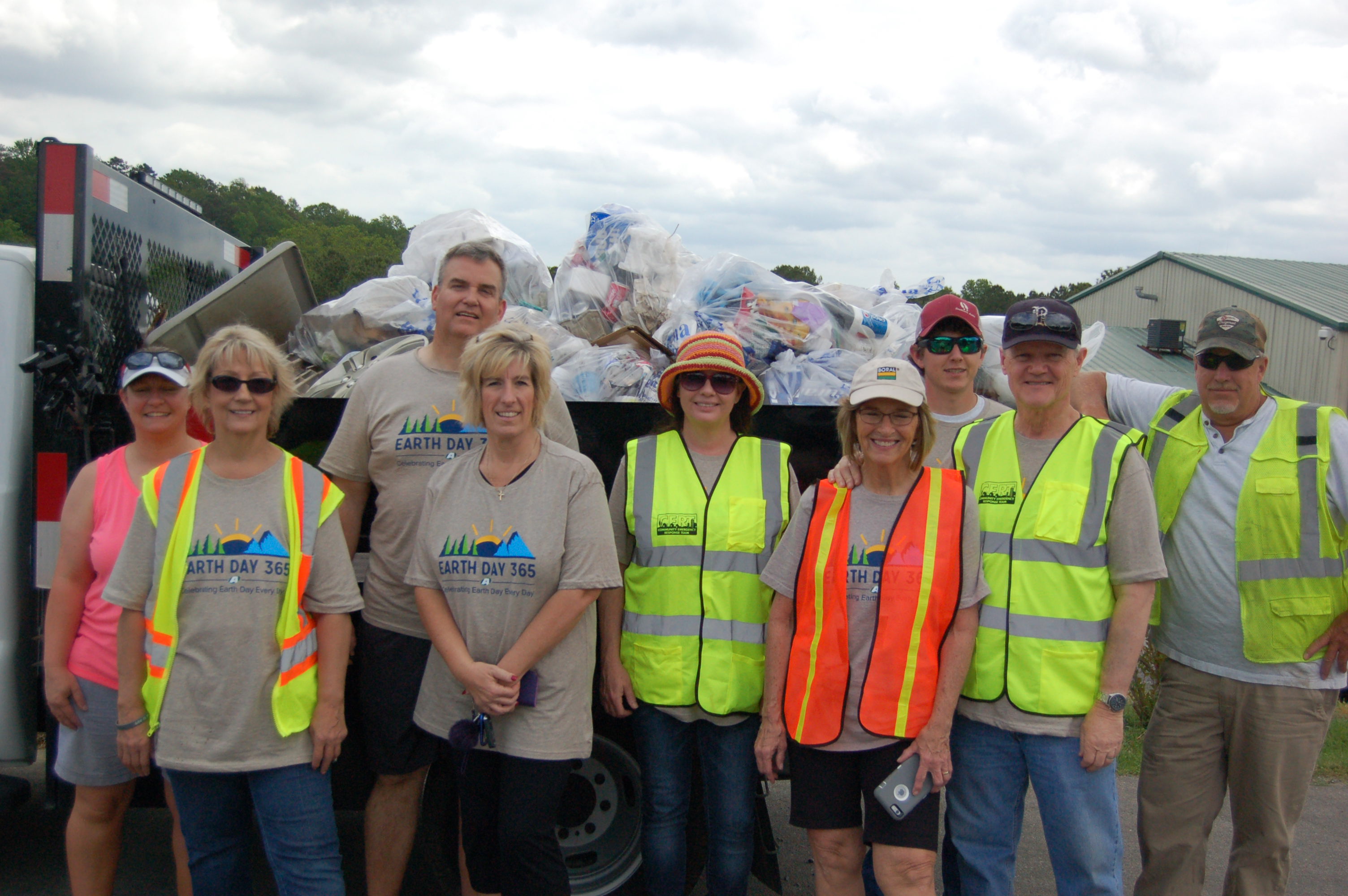 Argo council members clean up roads with volunteers for Earth Day