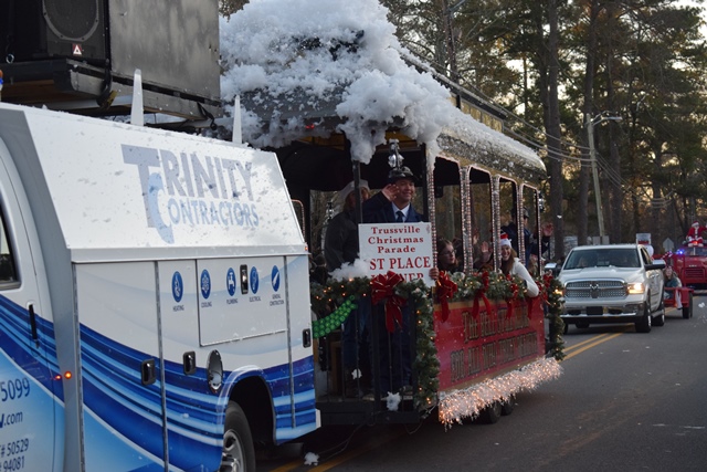 Trussville Christmas parade goes on despite Friday snow