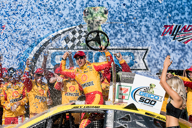 Joey Logano ends year-long victory drought, wins 49th GEICO 500
