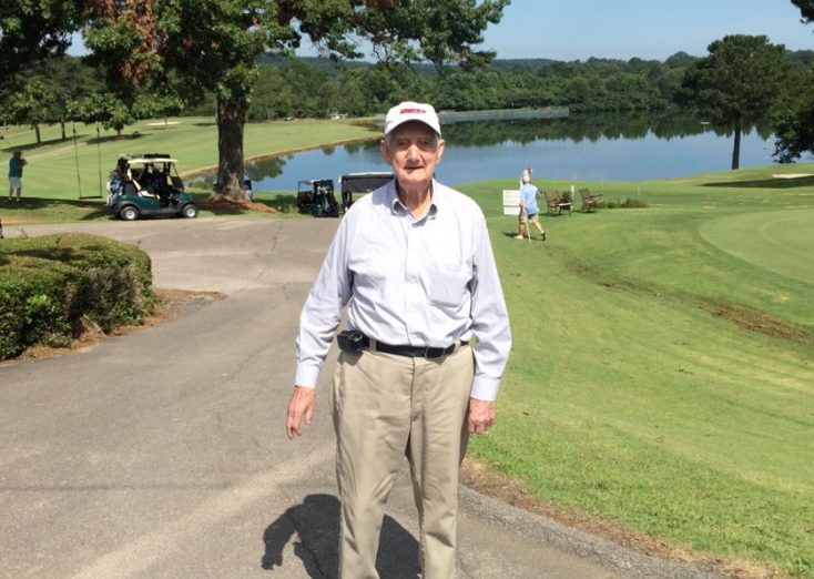 Elderly golfer does not let age hold him back