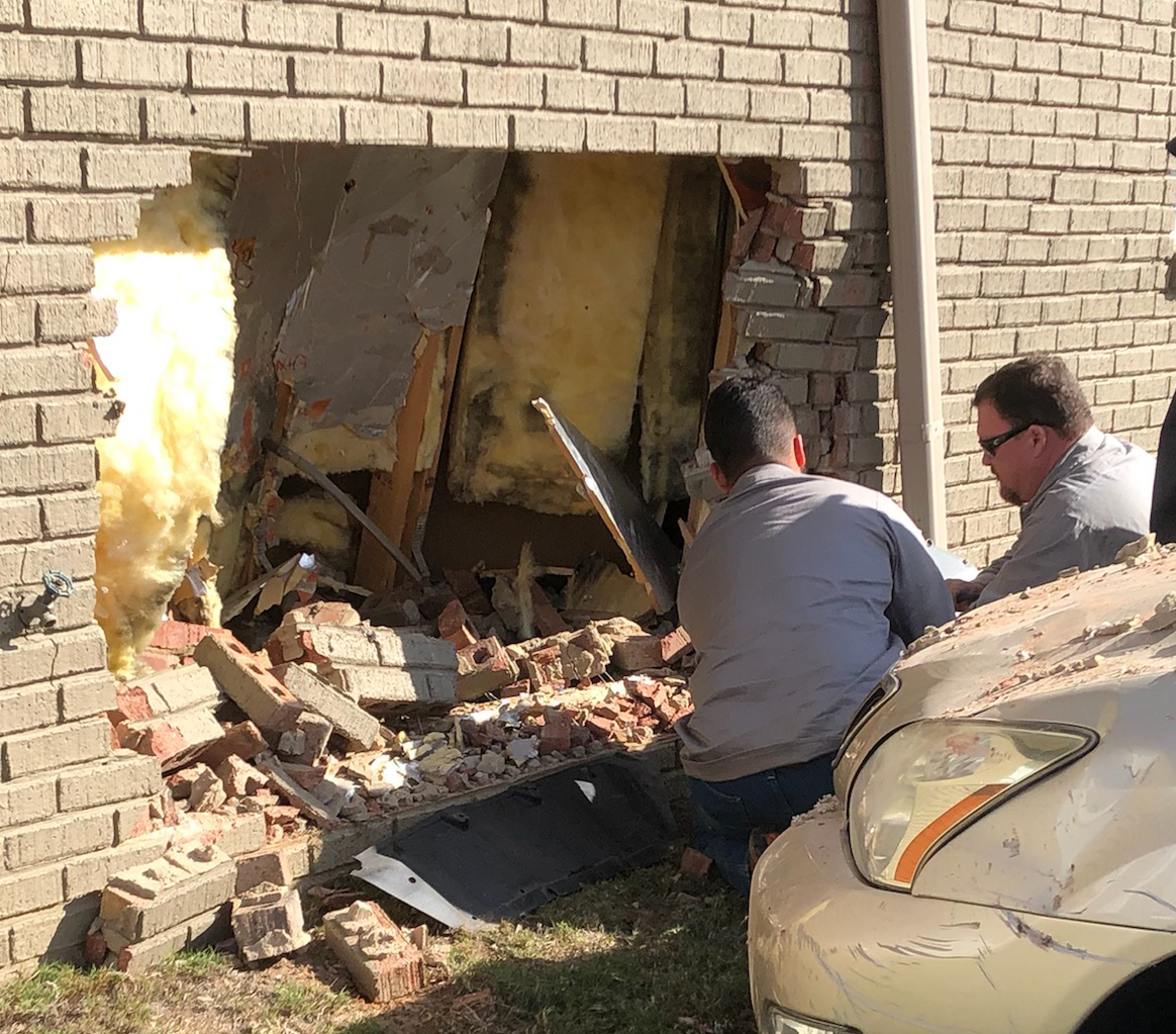Car crashes into building in Trussville