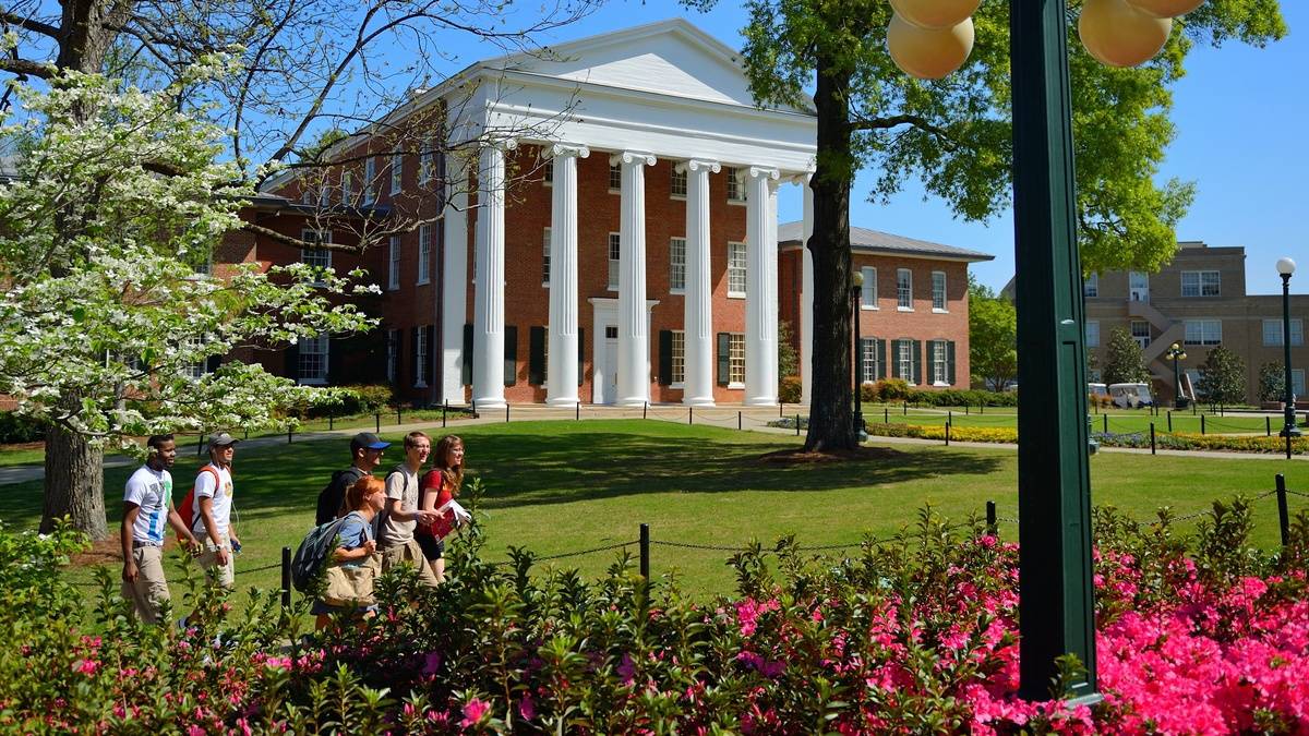 University of Mississippi names multiple local students to Chancellor's Honor Roll