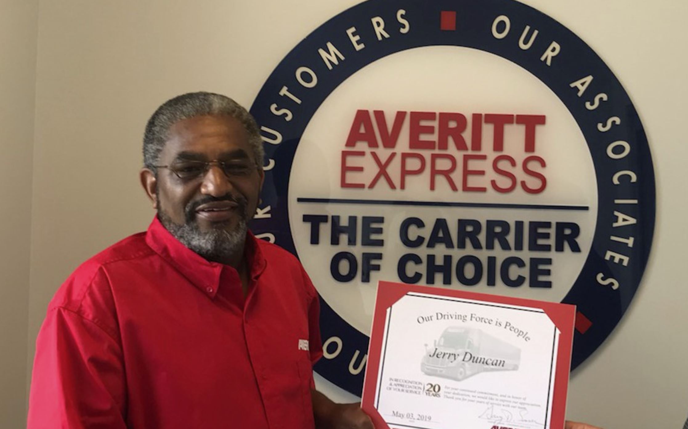 Trussville man honored for 20 years of safety with Averitt Express