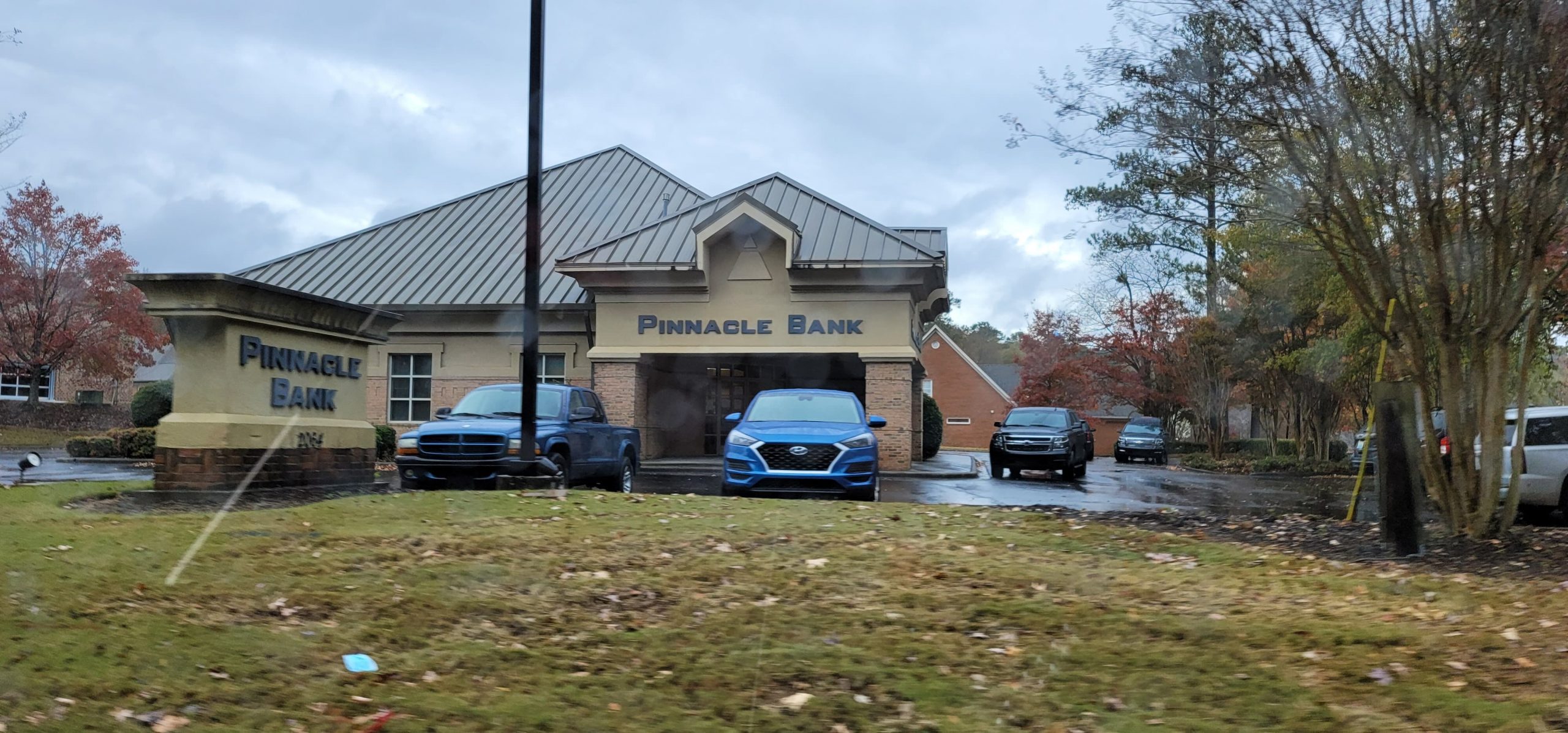 BREAKING: Search underway for attempted bank robbery suspect in Trussville