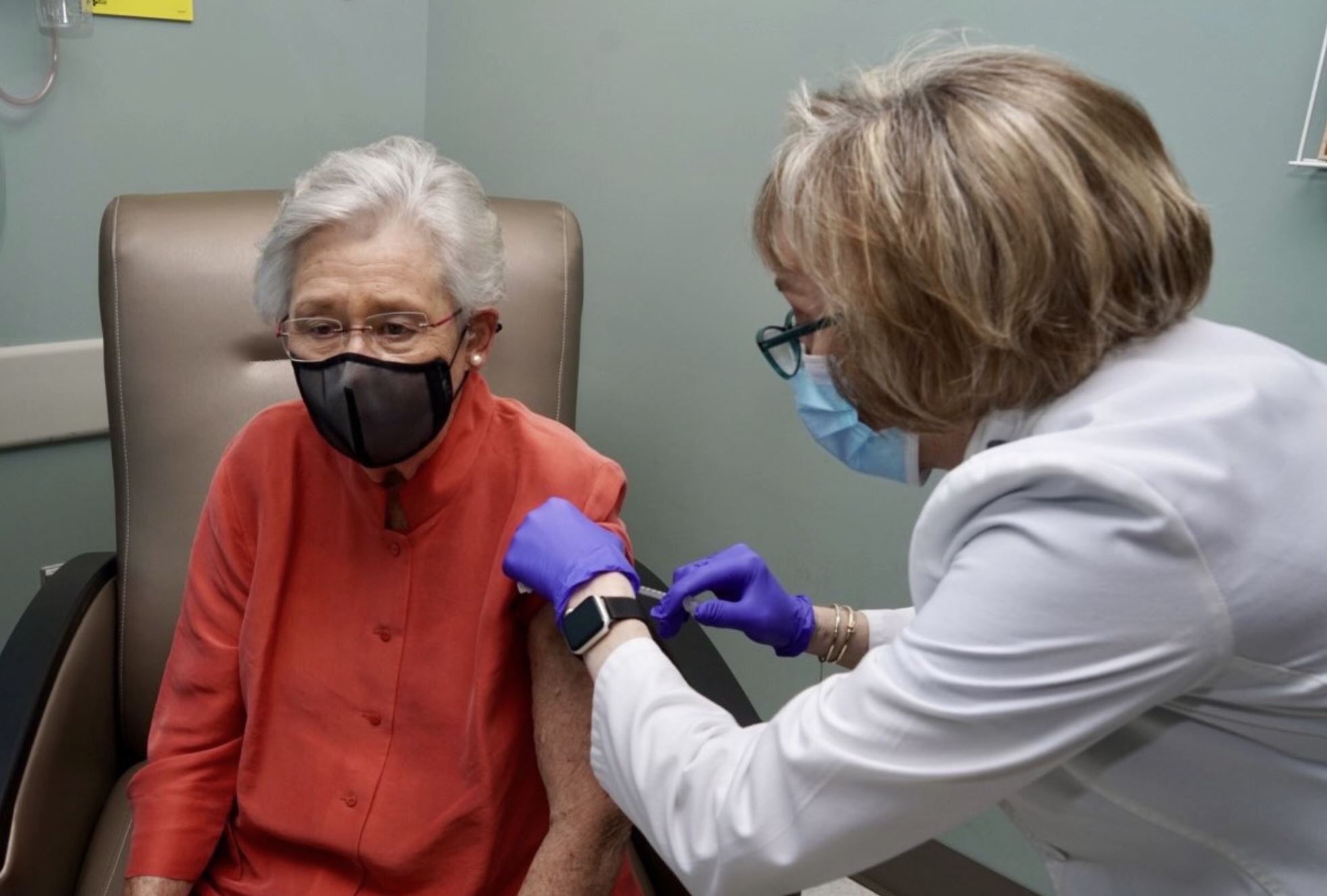 Gov. Ivey gets vaccine, calls it 'a safe thing to do'