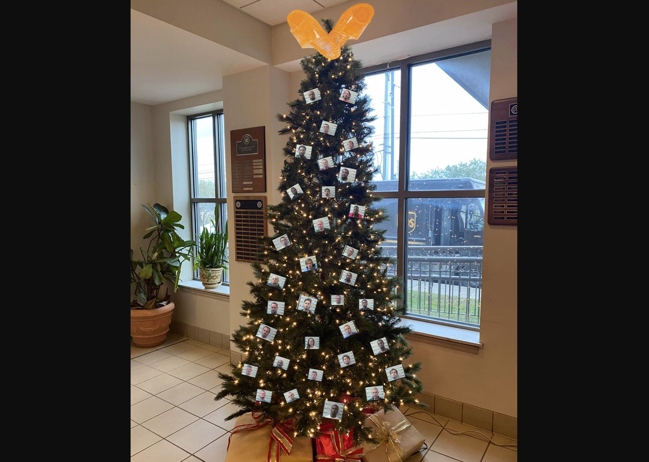 Alabama sheriff removes 'thugshots' Christmas tree post