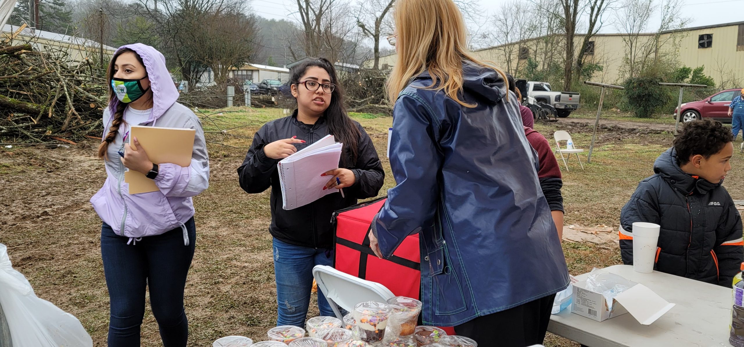 Young women return to mobile home park to help neighbors after tornado